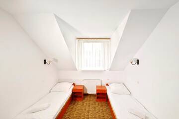 Фото номера Двухместный номер с 2 отдельными кроватями Отель Pirat Hotel &amp; SPA г. Ольштын 2
