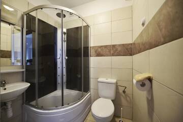 Фото номера Семейный номер с видом на озеро Отель Pirat Hotel &amp; SPA г. Ольштын 5