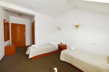 Фото номера Семейный номер с видом на озеро Отель Pirat Hotel &amp; SPA г. Ольштын 6