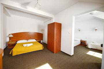 Фото номера Семейный номер с видом на озеро Отель Pirat Hotel &amp; SPA г. Ольштын 8