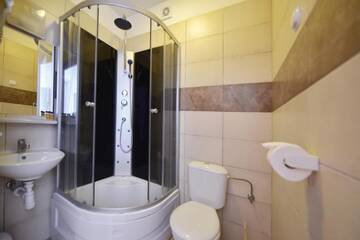 Фото номера Улучшенный двухместный номер с 1 кроватью Отель Pirat Hotel &amp; SPA г. Ольштын 7