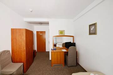 Фото номера Двухместный номер с 2 отдельными кроватями Отель Pirat Hotel &amp; SPA г. Ольштын 3
